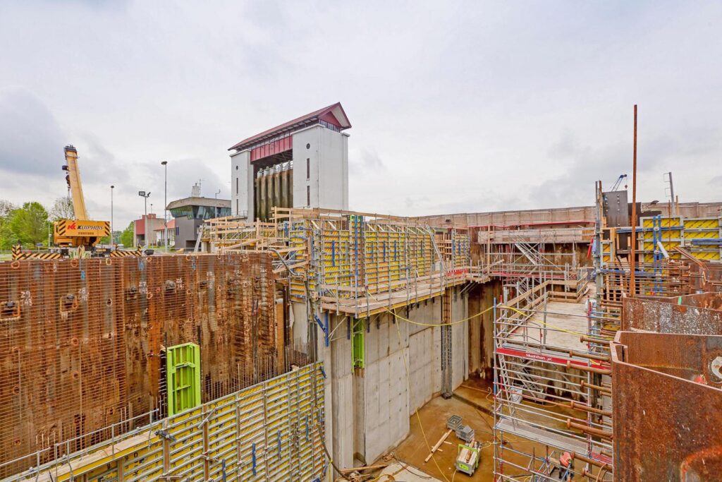 Wapening en bekisting, monumentale sluis op achtergrond